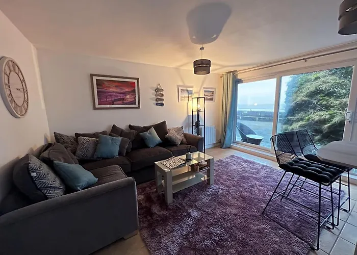Beach Court Ground Floor - Cosy Apartment With Sea Views